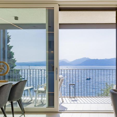 Salvatorehomes - Luxurious Dreamview Waterfront Apartment In Torri Del Benaco With Pool - Casa Azura - A 5 Star Luxury Collection At Lake Garda 외부 사진