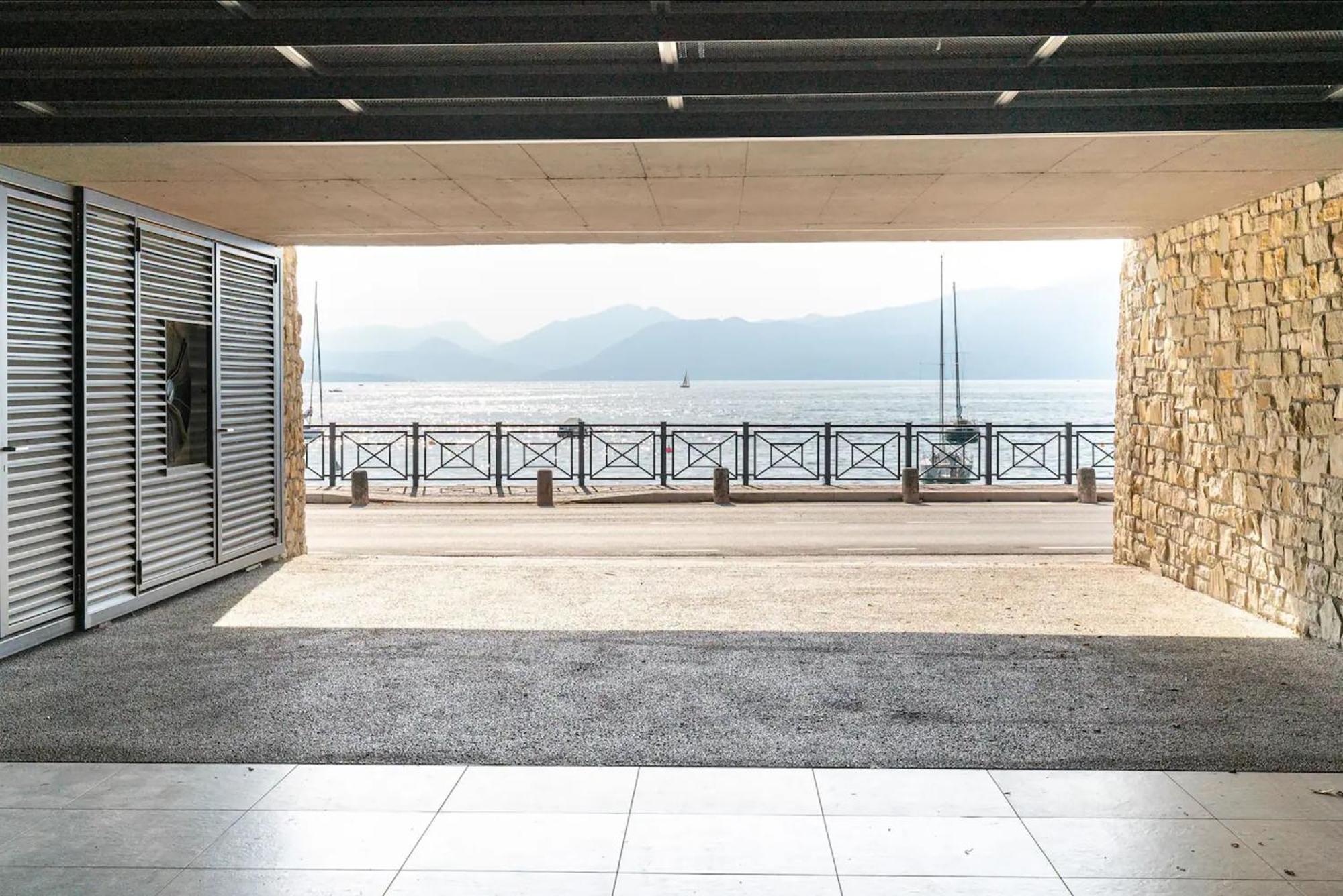 Salvatorehomes - Luxurious Dreamview Waterfront Apartment In Torri Del Benaco With Pool - Casa Azura - A 5 Star Luxury Collection At Lake Garda 외부 사진