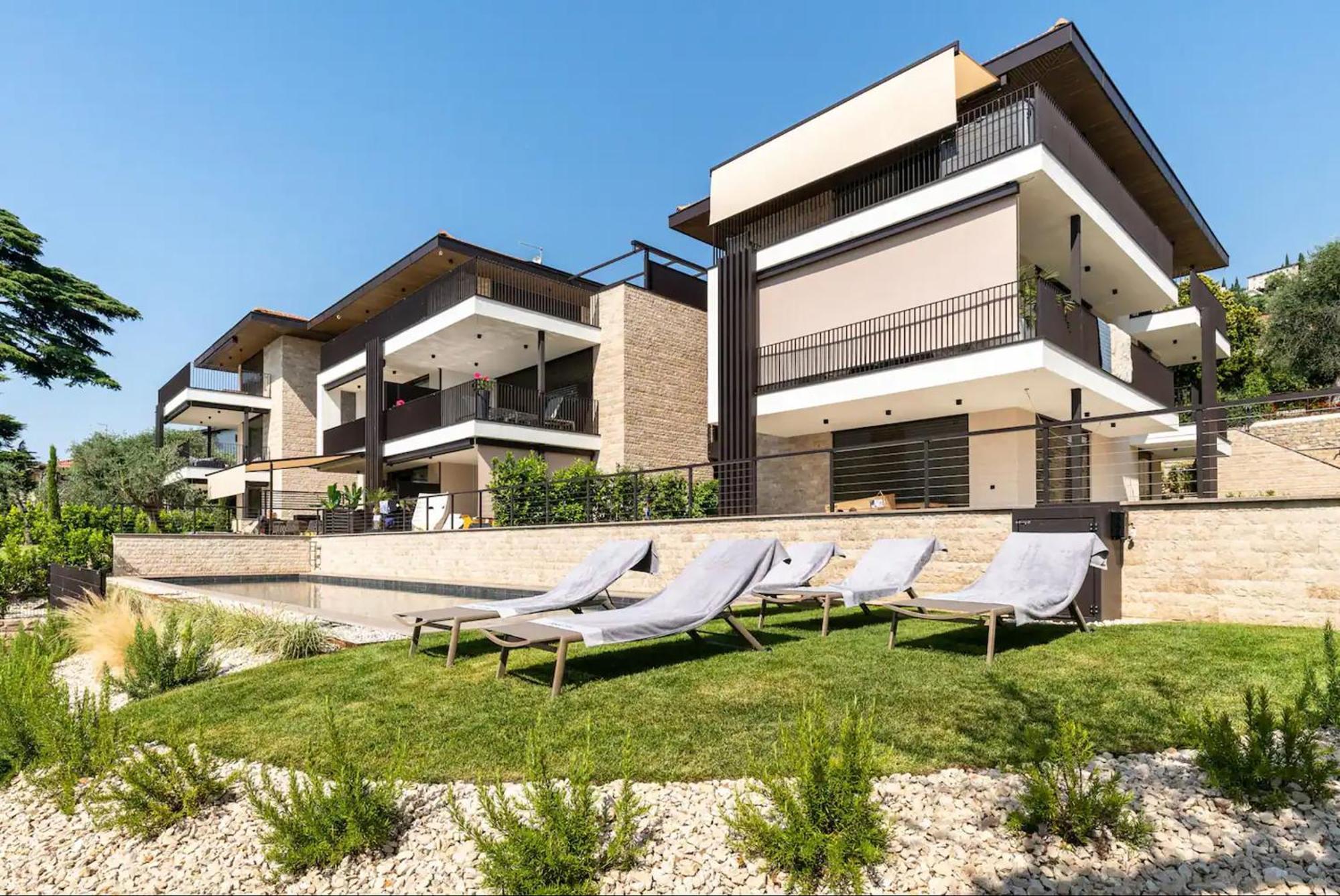 Salvatorehomes - Luxurious Dreamview Waterfront Apartment In Torri Del Benaco With Pool - Casa Azura - A 5 Star Luxury Collection At Lake Garda 외부 사진
