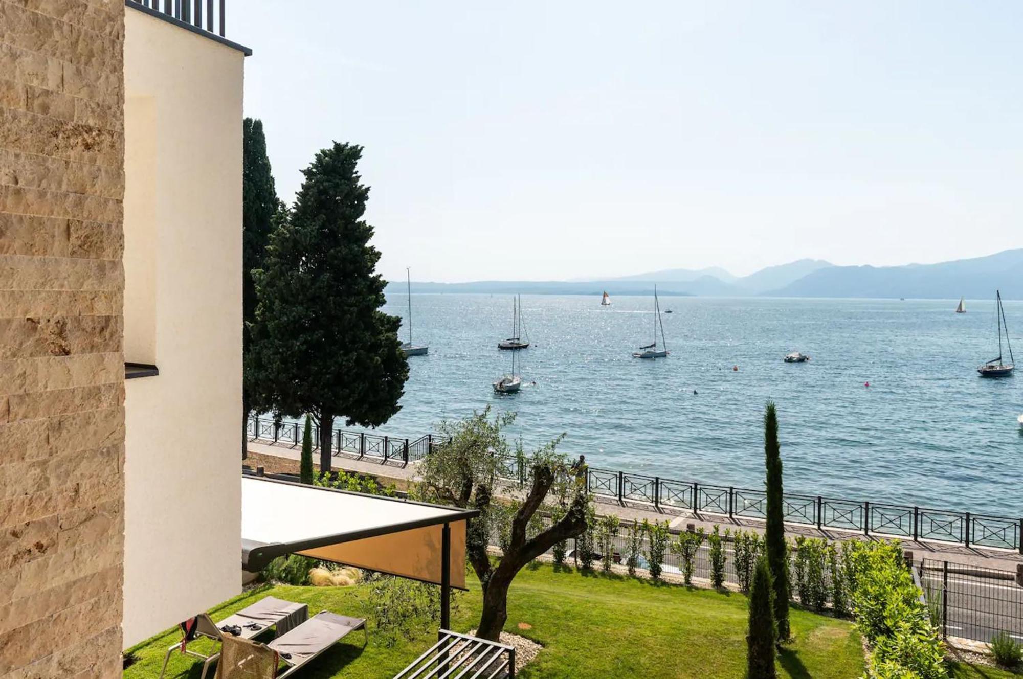 Salvatorehomes - Luxurious Dreamview Waterfront Apartment In Torri Del Benaco With Pool - Casa Azura - A 5 Star Luxury Collection At Lake Garda 외부 사진