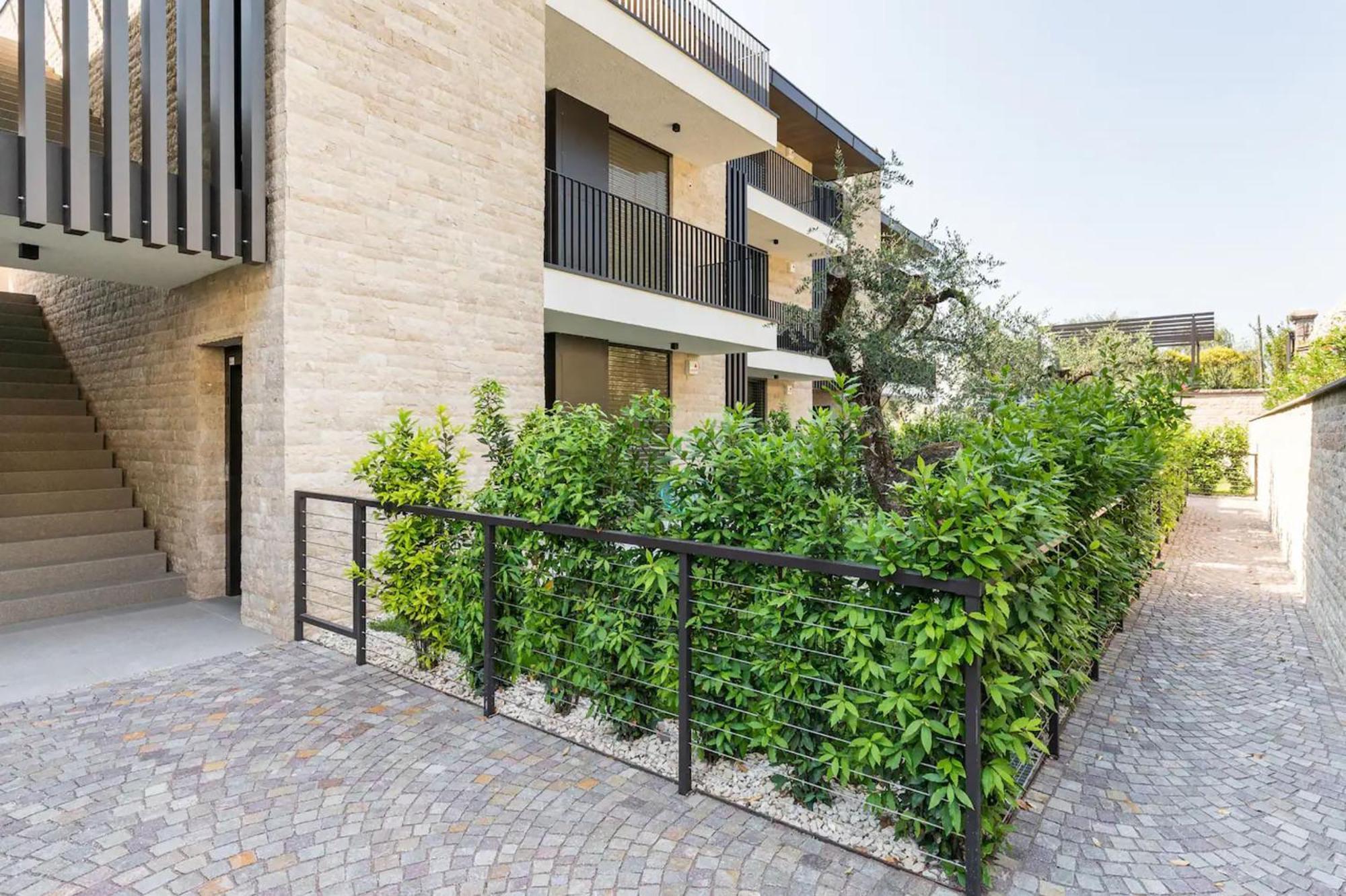 Salvatorehomes - Luxurious Dreamview Waterfront Apartment In Torri Del Benaco With Pool - Casa Azura - A 5 Star Luxury Collection At Lake Garda 외부 사진