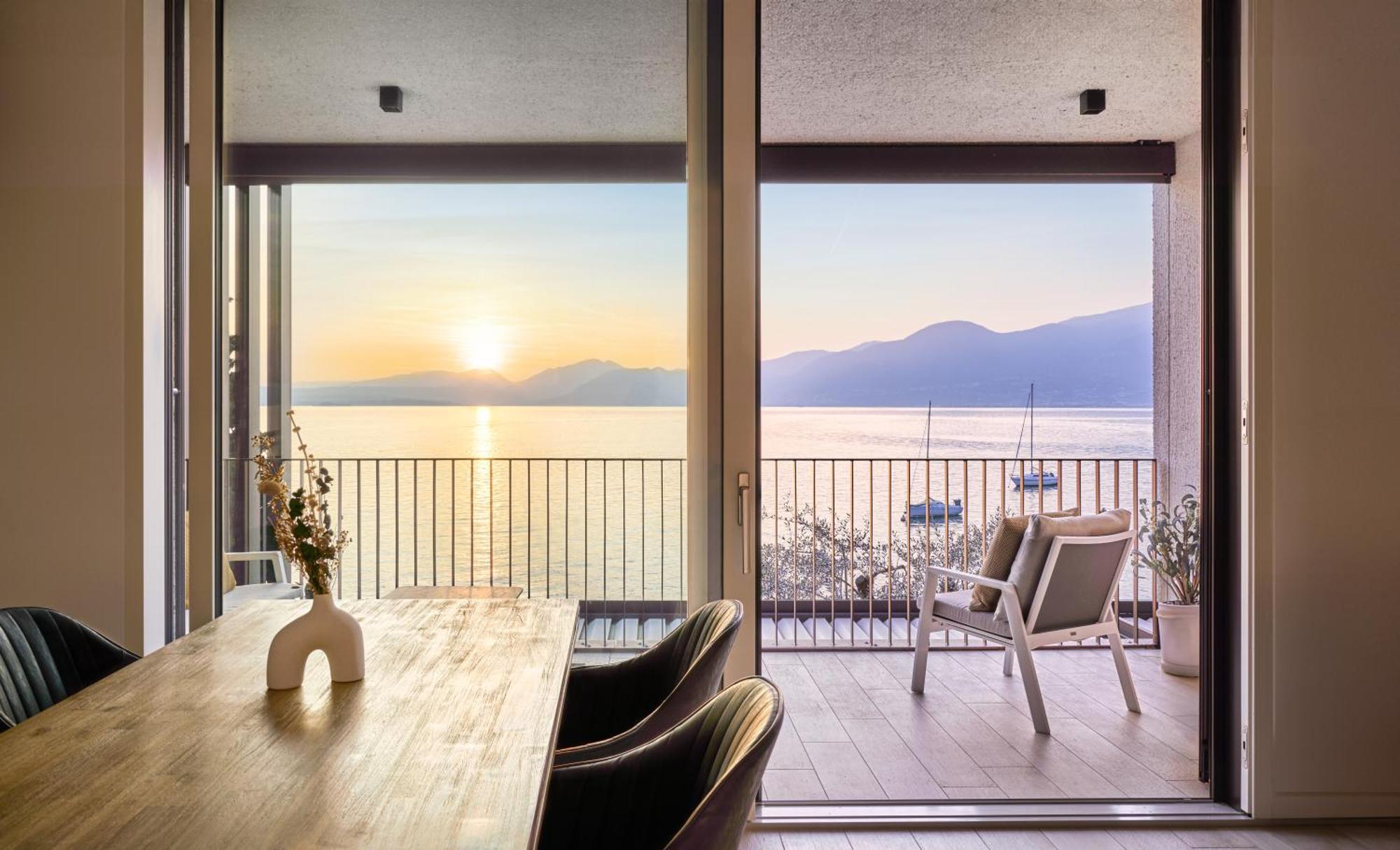 Salvatorehomes - Luxurious Dreamview Waterfront Apartment In Torri Del Benaco With Pool - Casa Azura - A 5 Star Luxury Collection At Lake Garda 외부 사진