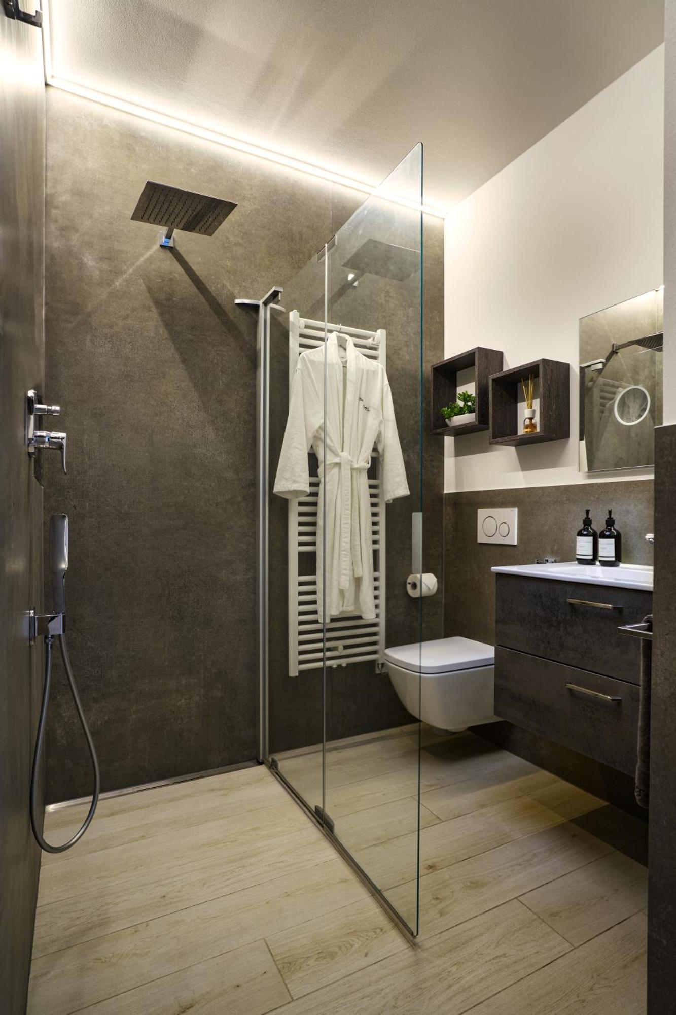 Salvatorehomes - Luxurious Dreamview Waterfront Apartment In Torri Del Benaco With Pool - Casa Azura - A 5 Star Luxury Collection At Lake Garda 외부 사진
