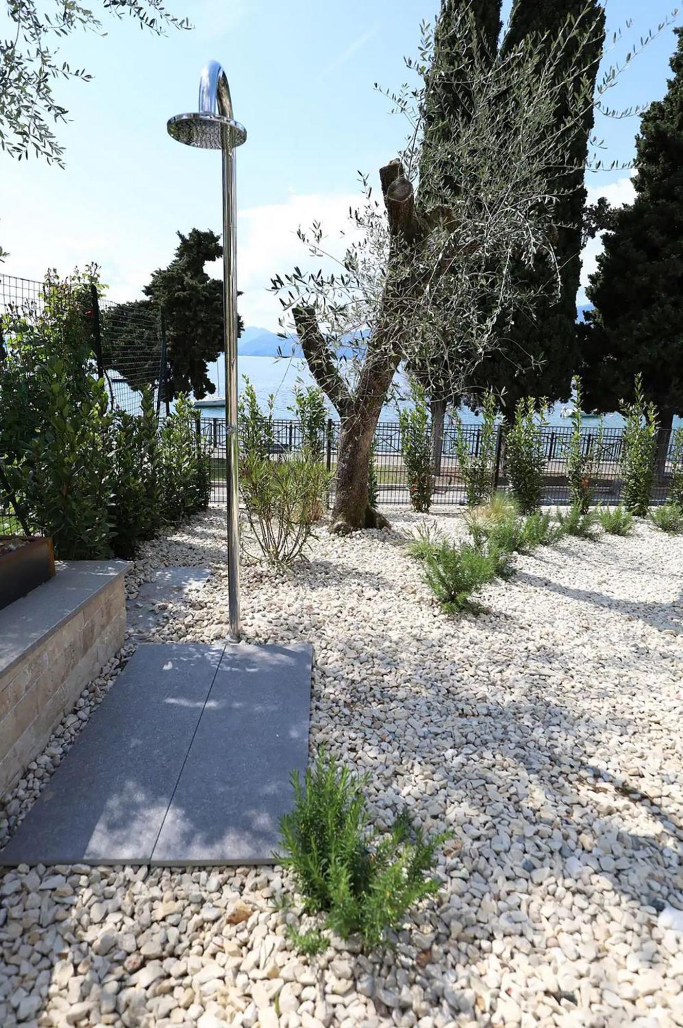 Salvatorehomes - Luxurious Dreamview Waterfront Apartment In Torri Del Benaco With Pool - Casa Azura - A 5 Star Luxury Collection At Lake Garda 외부 사진