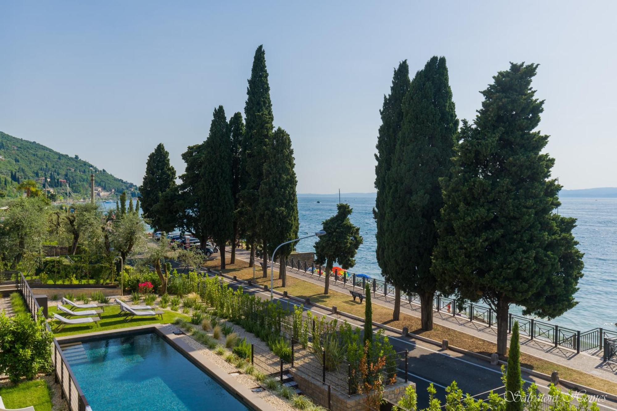 Salvatorehomes - Luxurious Dreamview Waterfront Apartment In Torri Del Benaco With Pool - Casa Azura - A 5 Star Luxury Collection At Lake Garda 외부 사진
