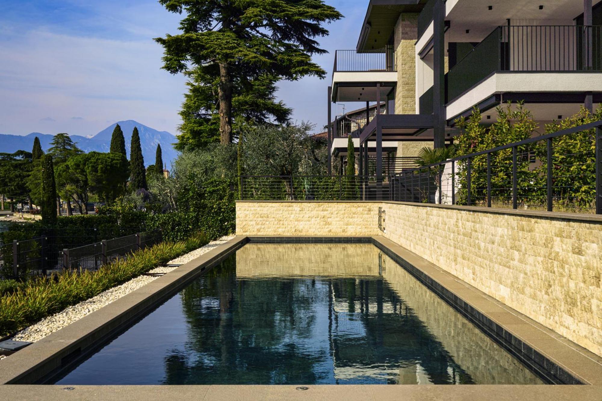 Salvatorehomes - Luxurious Dreamview Waterfront Apartment In Torri Del Benaco With Pool - Casa Azura - A 5 Star Luxury Collection At Lake Garda 외부 사진