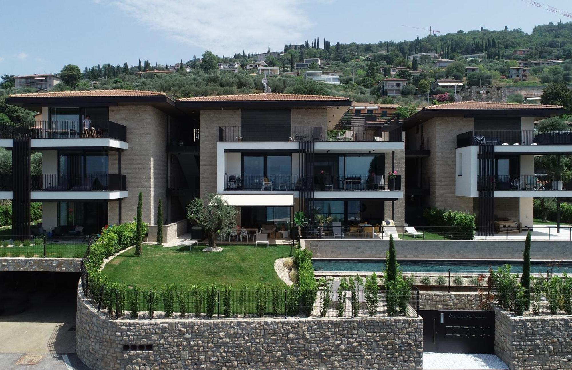Salvatorehomes - Luxurious Dreamview Waterfront Apartment In Torri Del Benaco With Pool - Casa Azura - A 5 Star Luxury Collection At Lake Garda 외부 사진