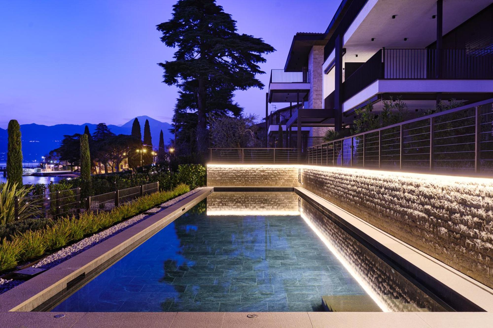 Salvatorehomes - Luxurious Dreamview Waterfront Apartment In Torri Del Benaco With Pool - Casa Azura - A 5 Star Luxury Collection At Lake Garda 외부 사진