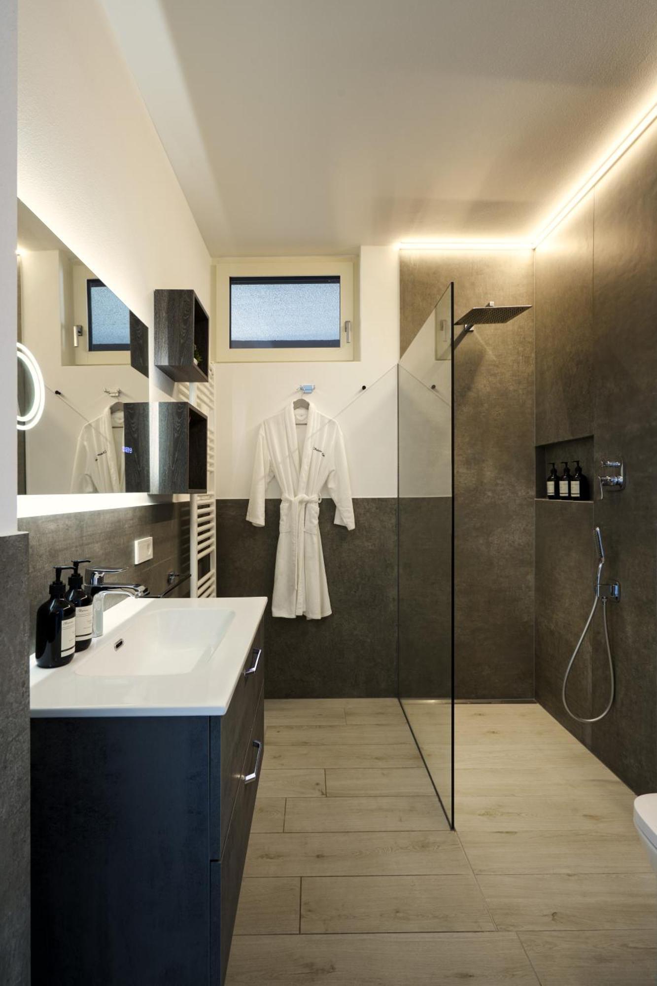Salvatorehomes - Luxurious Dreamview Waterfront Apartment In Torri Del Benaco With Pool - Casa Azura - A 5 Star Luxury Collection At Lake Garda 외부 사진