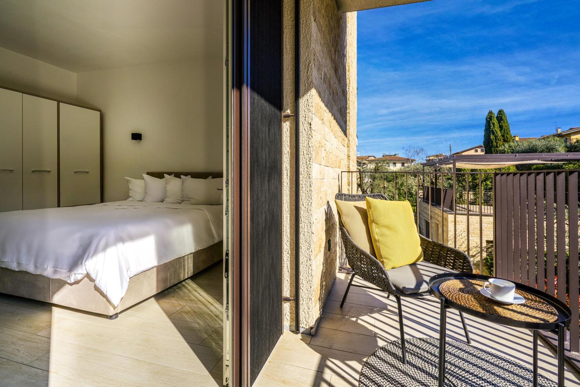 Salvatorehomes - Luxurious Dreamview Waterfront Apartment In Torri Del Benaco With Pool - Casa Azura - A 5 Star Luxury Collection At Lake Garda 외부 사진
