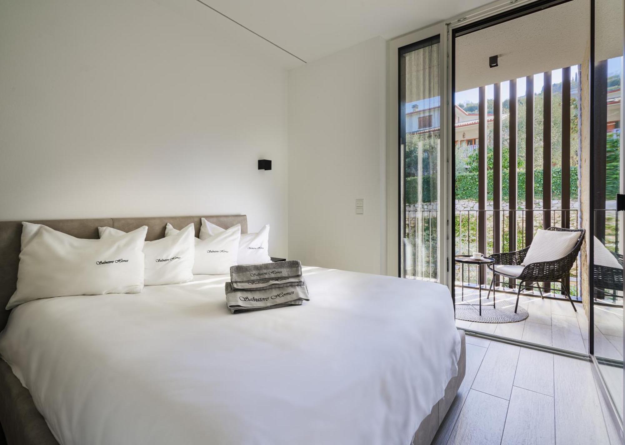 Salvatorehomes - Luxurious Dreamview Waterfront Apartment In Torri Del Benaco With Pool - Casa Azura - A 5 Star Luxury Collection At Lake Garda 외부 사진