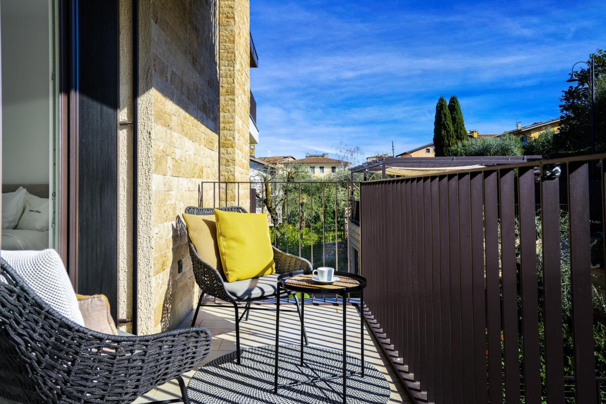 Salvatorehomes - Luxurious Dreamview Waterfront Apartment In Torri Del Benaco With Pool - Casa Azura - A 5 Star Luxury Collection At Lake Garda 외부 사진