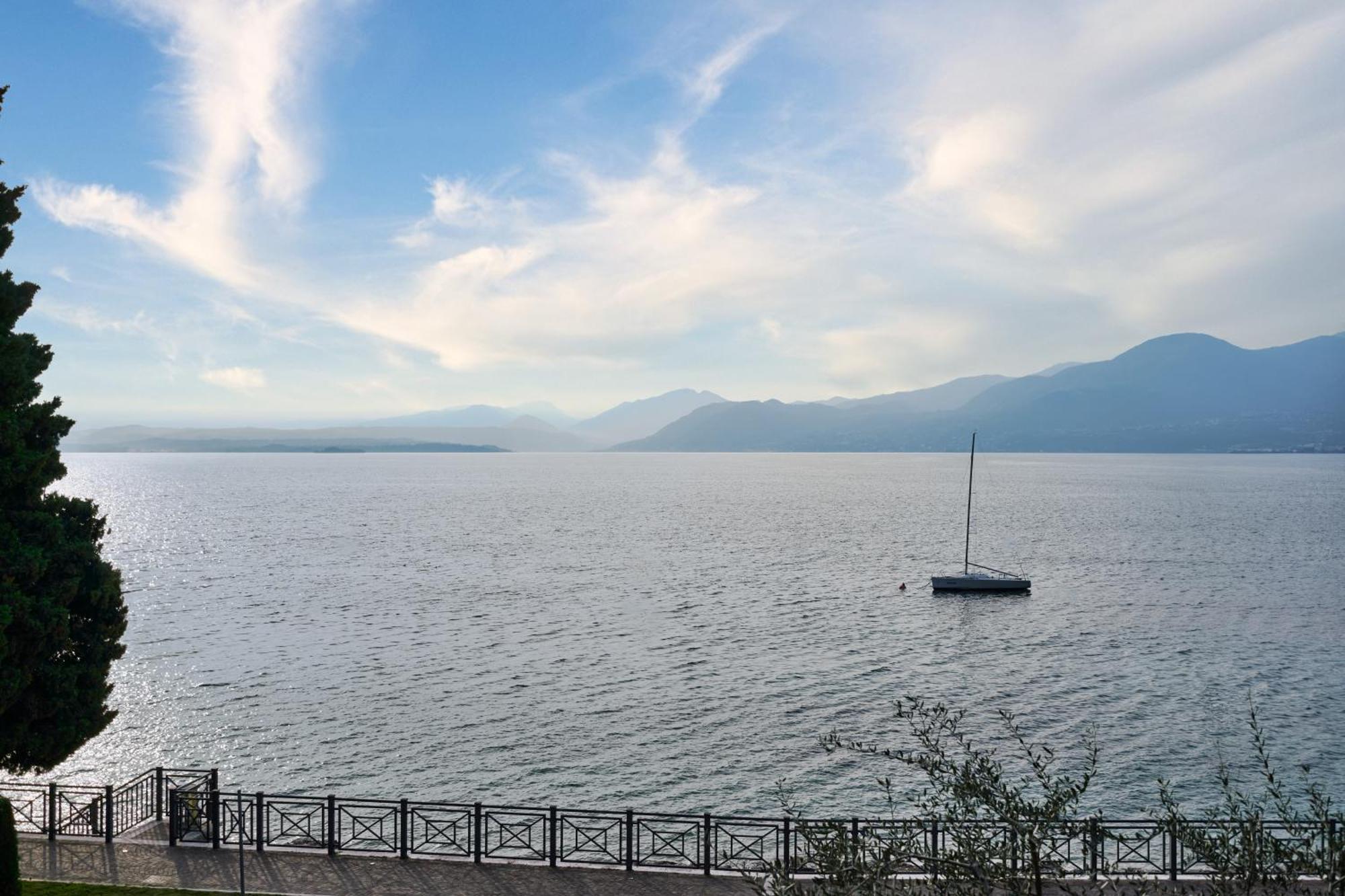 Salvatorehomes - Luxurious Dreamview Waterfront Apartment In Torri Del Benaco With Pool - Casa Azura - A 5 Star Luxury Collection At Lake Garda 외부 사진
