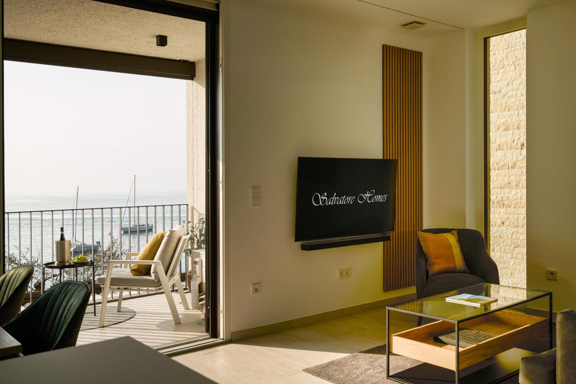 Salvatorehomes - Luxurious Dreamview Waterfront Apartment In Torri Del Benaco With Pool - Casa Azura - A 5 Star Luxury Collection At Lake Garda 외부 사진