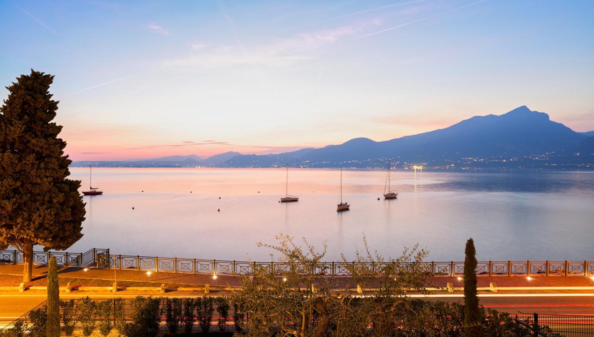 Salvatorehomes - Luxurious Dreamview Waterfront Apartment In Torri Del Benaco With Pool - Casa Azura - A 5 Star Luxury Collection At Lake Garda 외부 사진
