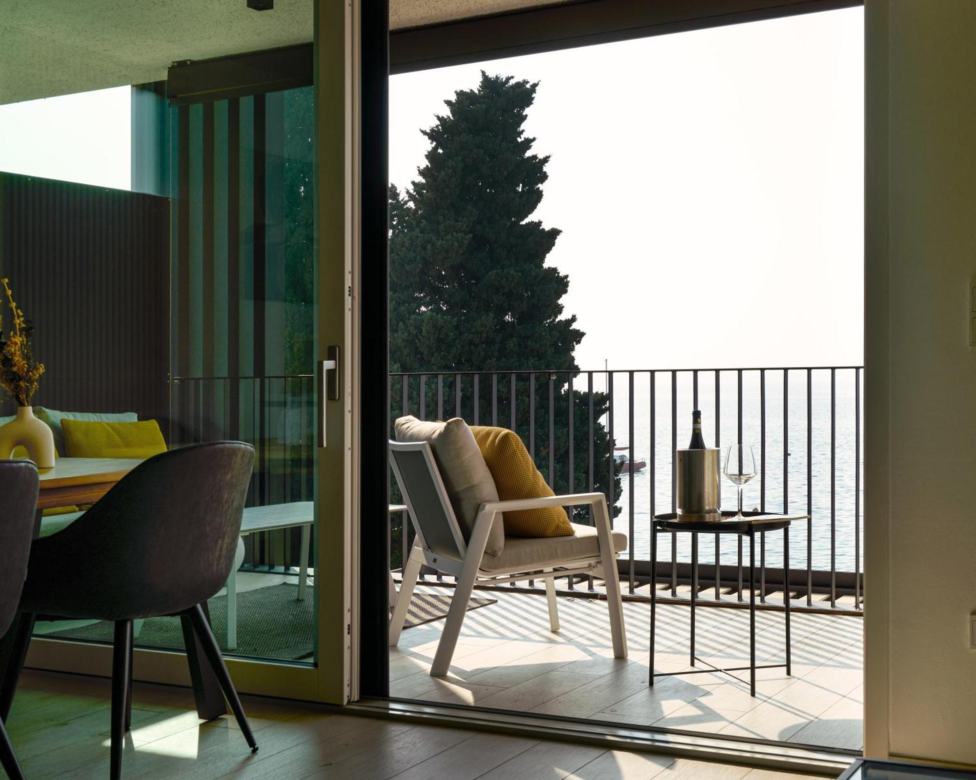 Salvatorehomes - Luxurious Dreamview Waterfront Apartment In Torri Del Benaco With Pool - Casa Azura - A 5 Star Luxury Collection At Lake Garda 외부 사진