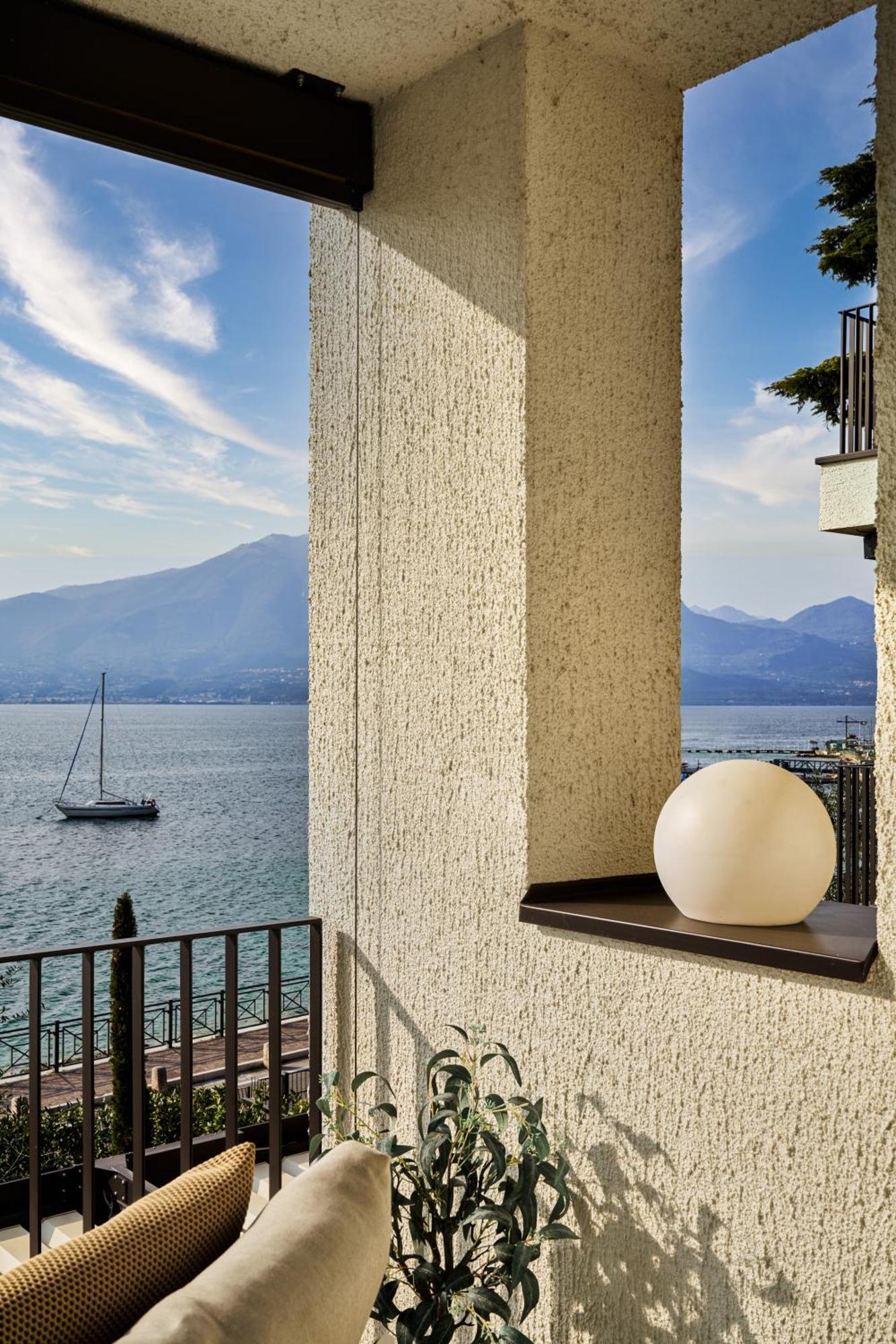 Salvatorehomes - Luxurious Dreamview Waterfront Apartment In Torri Del Benaco With Pool - Casa Azura - A 5 Star Luxury Collection At Lake Garda 외부 사진