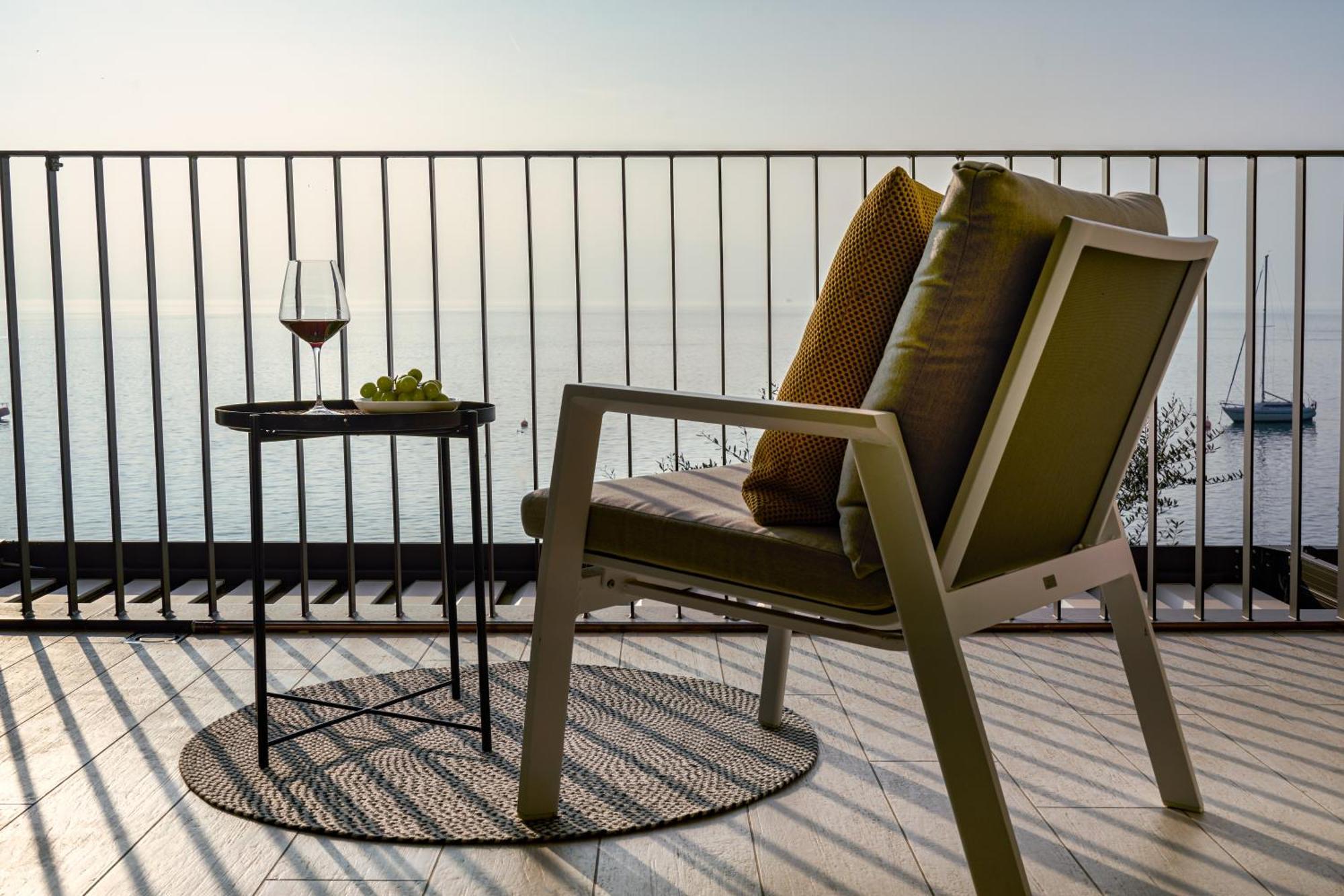 Salvatorehomes - Luxurious Dreamview Waterfront Apartment In Torri Del Benaco With Pool - Casa Azura - A 5 Star Luxury Collection At Lake Garda 외부 사진